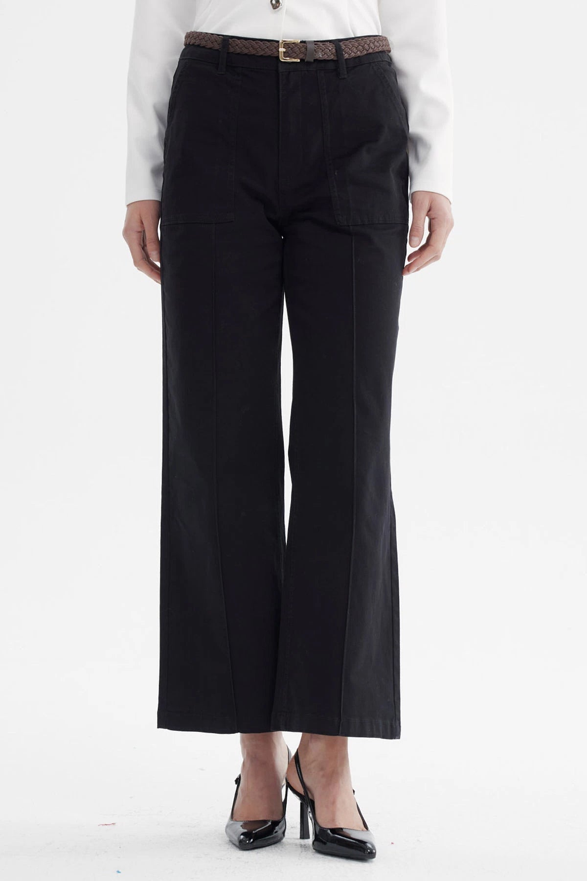 Pantalón de gabardina negro para mujer con cinturón marrón tejido liso de pierna recta sin estampa visible