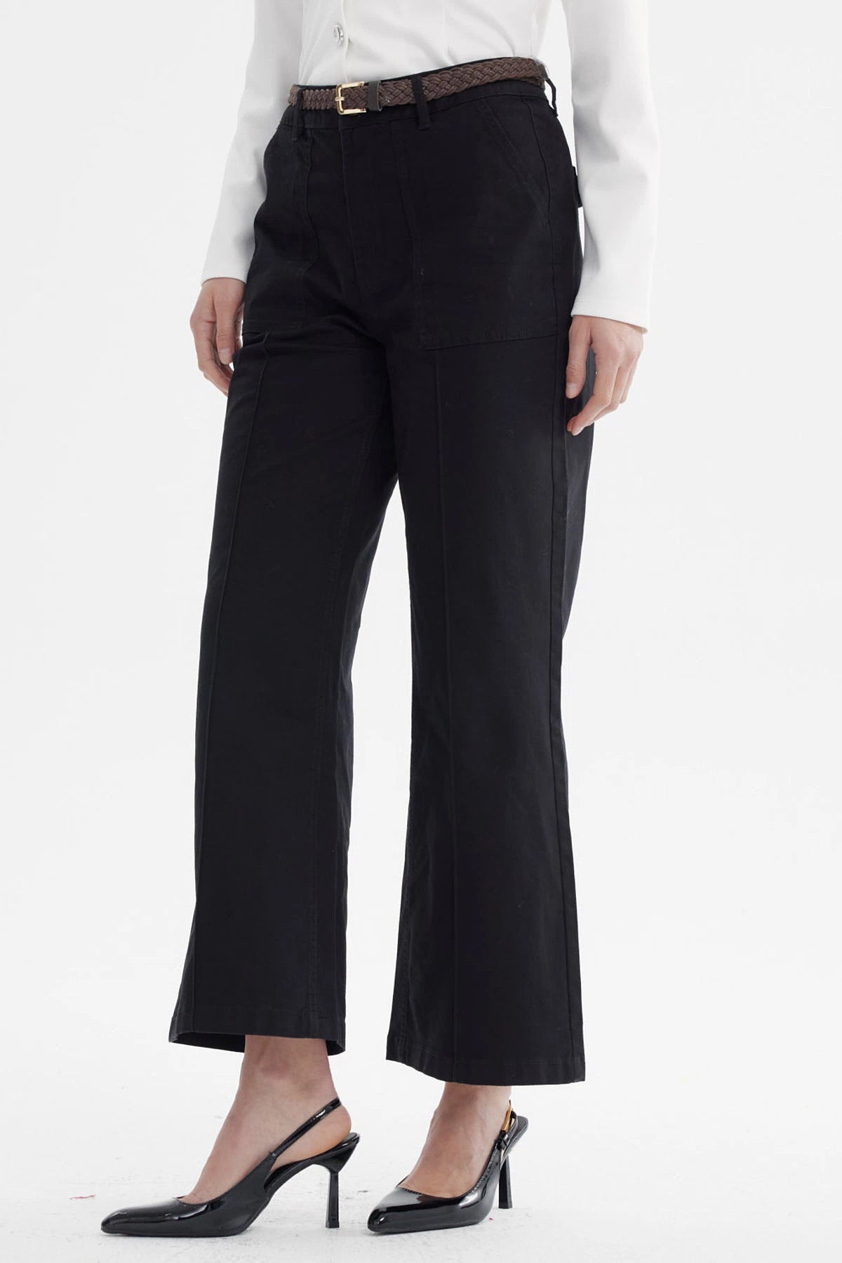 Pantalón de gabardina negro para mujer con cinturón marrón tejido liso de pierna recta sin estampa visible