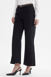 Pantalón de gabardina negro para mujer con cinturón marrón tejido liso de pierna recta sin estampa visible