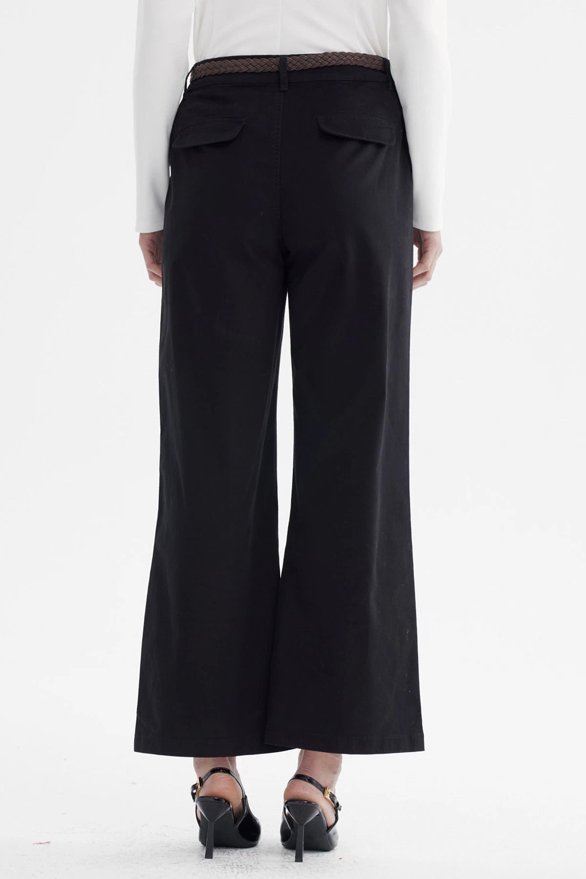 Pantalón de gabardina negro para mujer con cinturón marrón tejido liso de pierna recta sin estampa visible
