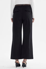 Pantalón de gabardina negro para mujer con cinturón marrón tejido liso de pierna recta sin estampa visible