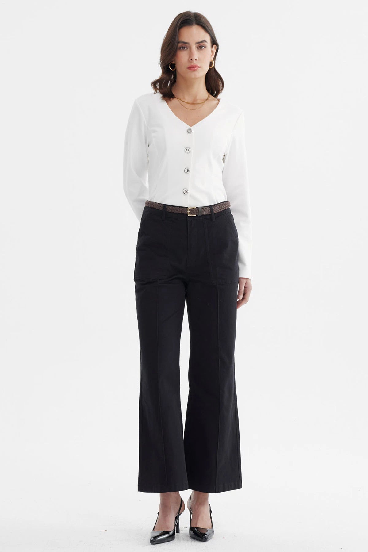 Pantalón de gabardina negro para mujer con cinturón marrón tejido liso de pierna recta sin estampa visible