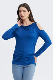 Polera azul de mujer con aplicación de nudo en el hombro sin estampado