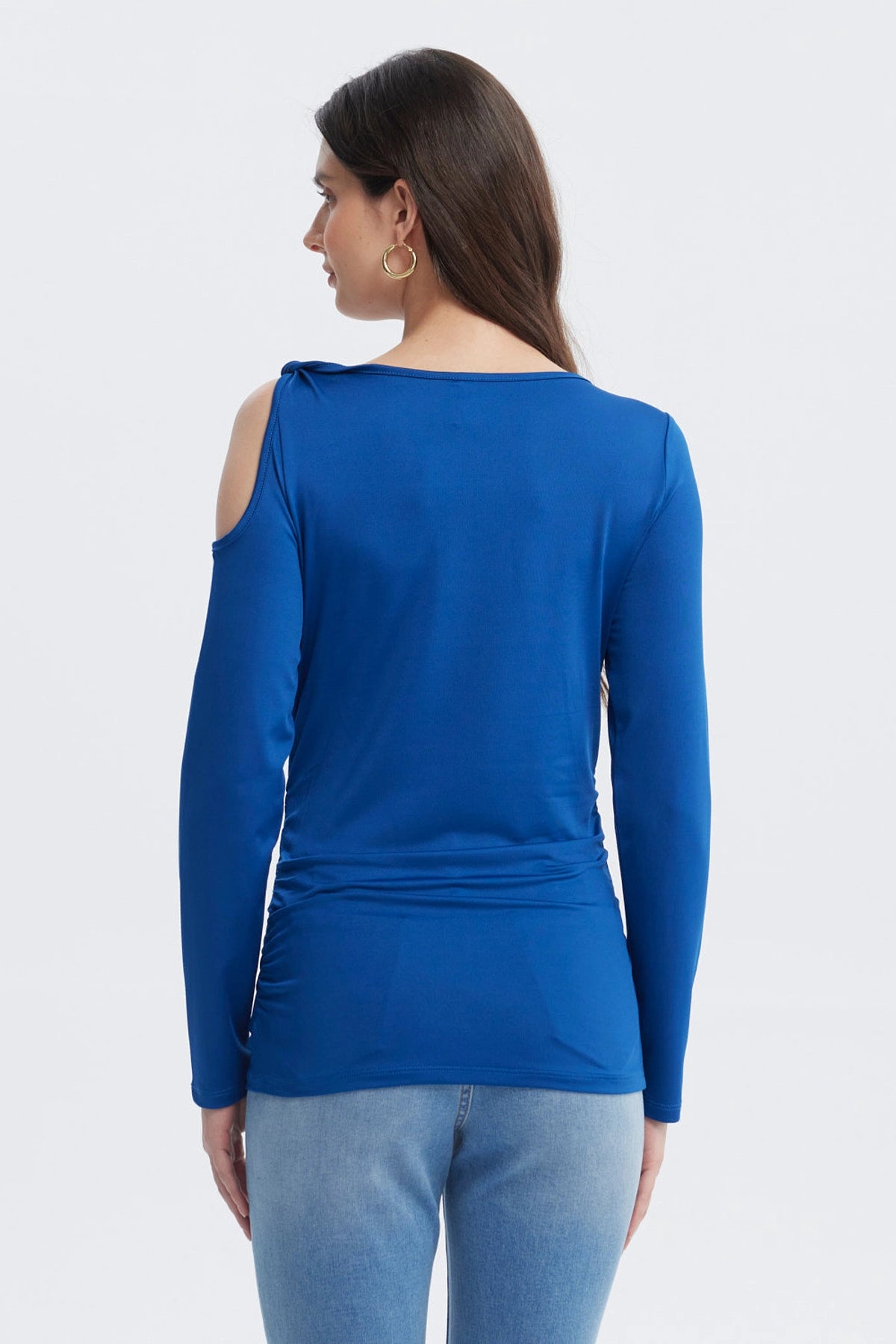 Polera azul de mujer con aplicación de nudo en el hombro sin estampado