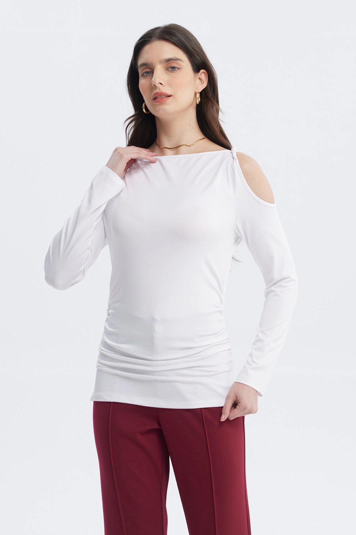 Polera mujer crudo con aplicación de nudo en hombro diseño liso estilo elegante y moderno ideal para combinar