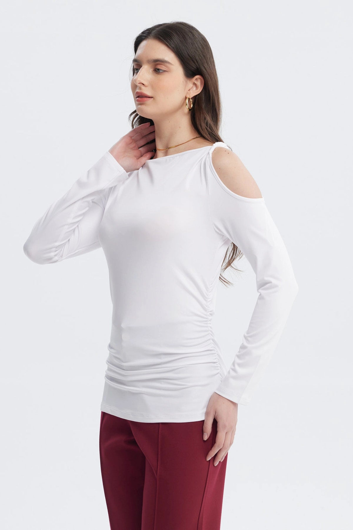 Polera mujer crudo con aplicación de nudo en hombro diseño liso estilo elegante y moderno ideal para combinar