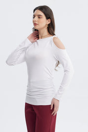 Polera mujer crudo con aplicación de nudo en hombro diseño liso estilo elegante y moderno ideal para combinar