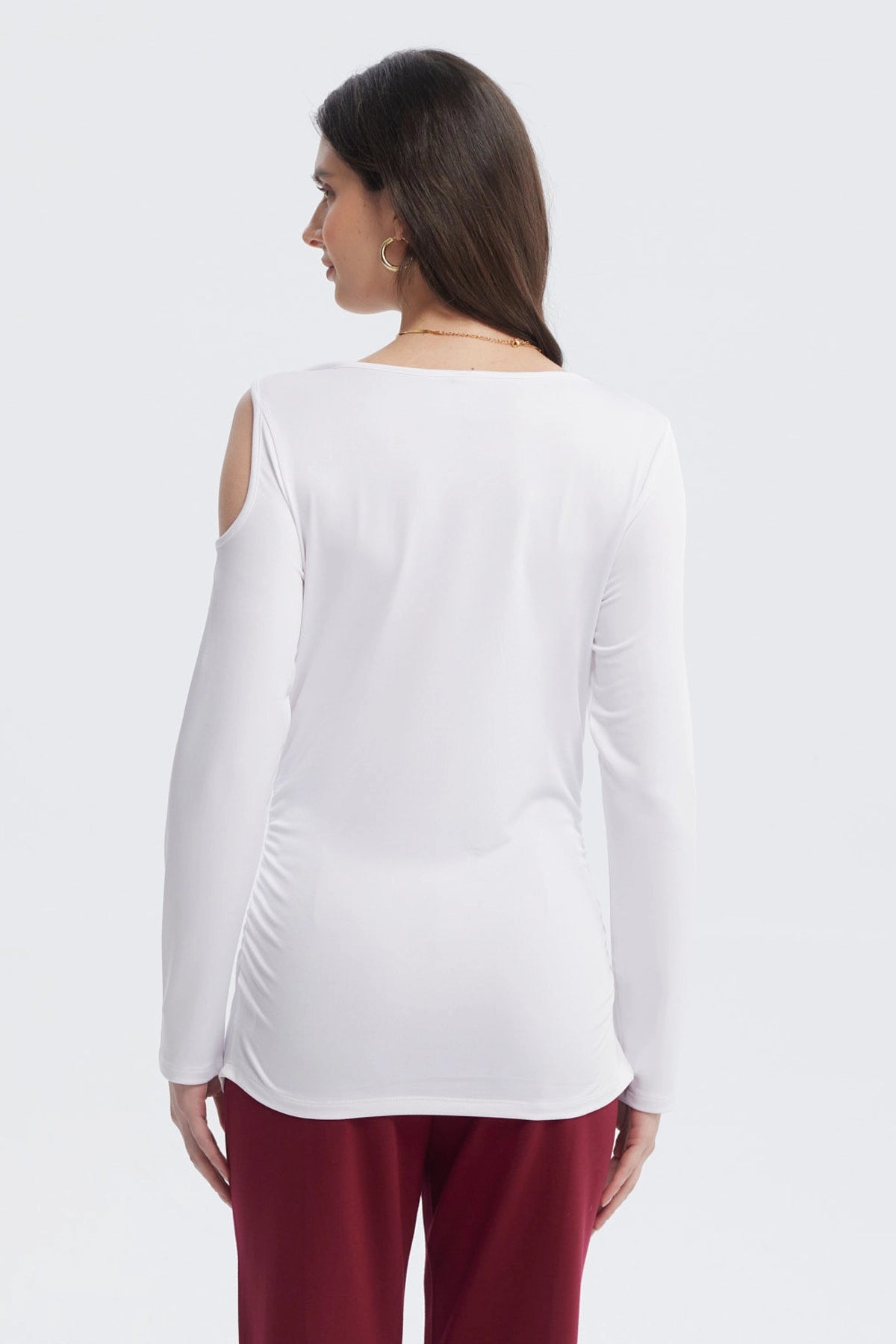 Polera mujer crudo con aplicación de nudo en hombro diseño liso estilo elegante y moderno ideal para combinar