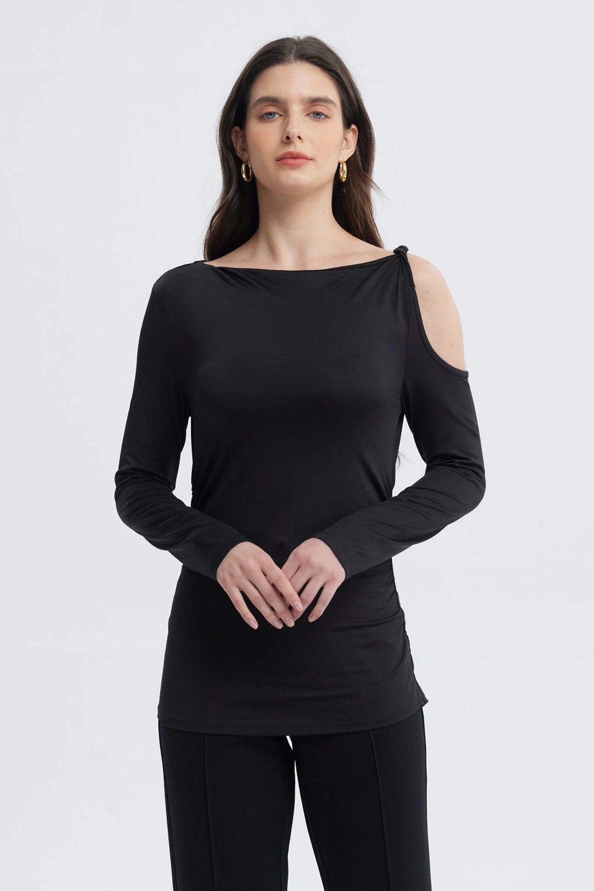 Polera negra de manga larga con nudo en el hombro y diseño liso ideal para un look elegante y moderno