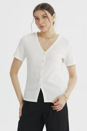 Polera mujer crudo con botones de perlas en el centro estilo sencillo y elegante prenda lisa ideal para combinar