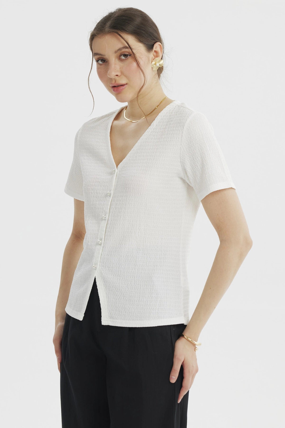 Polera mujer crudo con botones de perlas en el centro estilo sencillo y elegante prenda lisa ideal para combinar