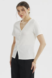 Polera mujer crudo con botones de perlas en el centro estilo sencillo y elegante prenda lisa ideal para combinar