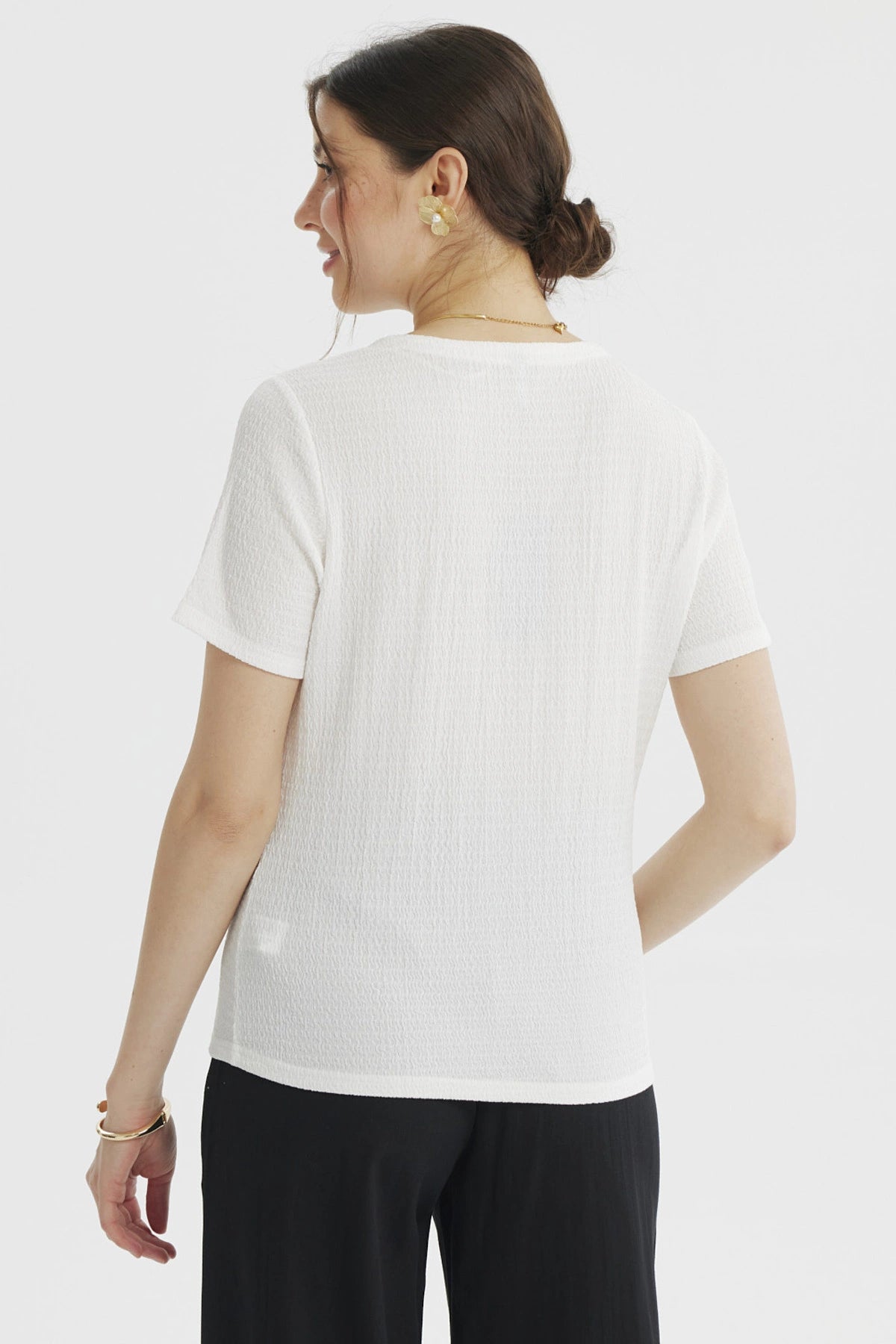 Polera mujer crudo con botones de perlas en el centro estilo sencillo y elegante prenda lisa ideal para combinar