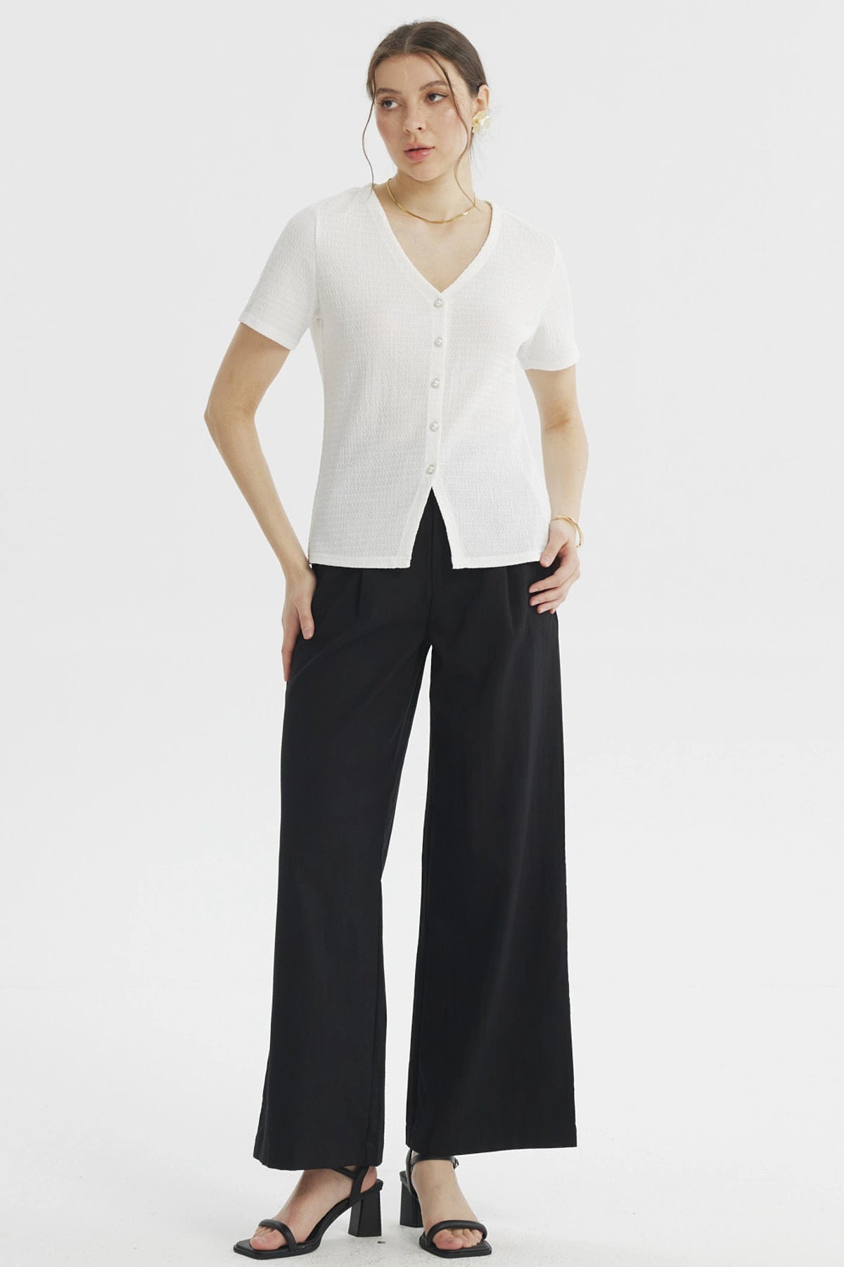 Polera mujer crudo con botones de perlas en el centro estilo sencillo y elegante prenda lisa ideal para combinar