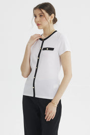 Polera mujer blanca con falso abotonado negro y detalles dorados en el frente sin estampa lisa y elegante