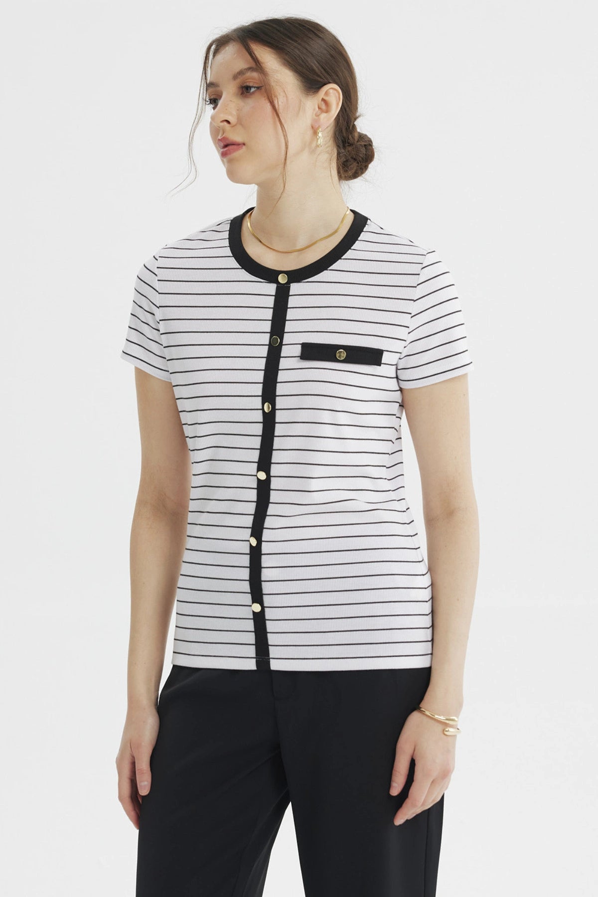 Polera mujer blanca con negro a rayas finas y abotonado falso dorado estilo casual elegante sin estampa lisa