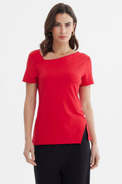 Polera mujer asimétrica roja con diseño liso y botones en el lateral izquierdo