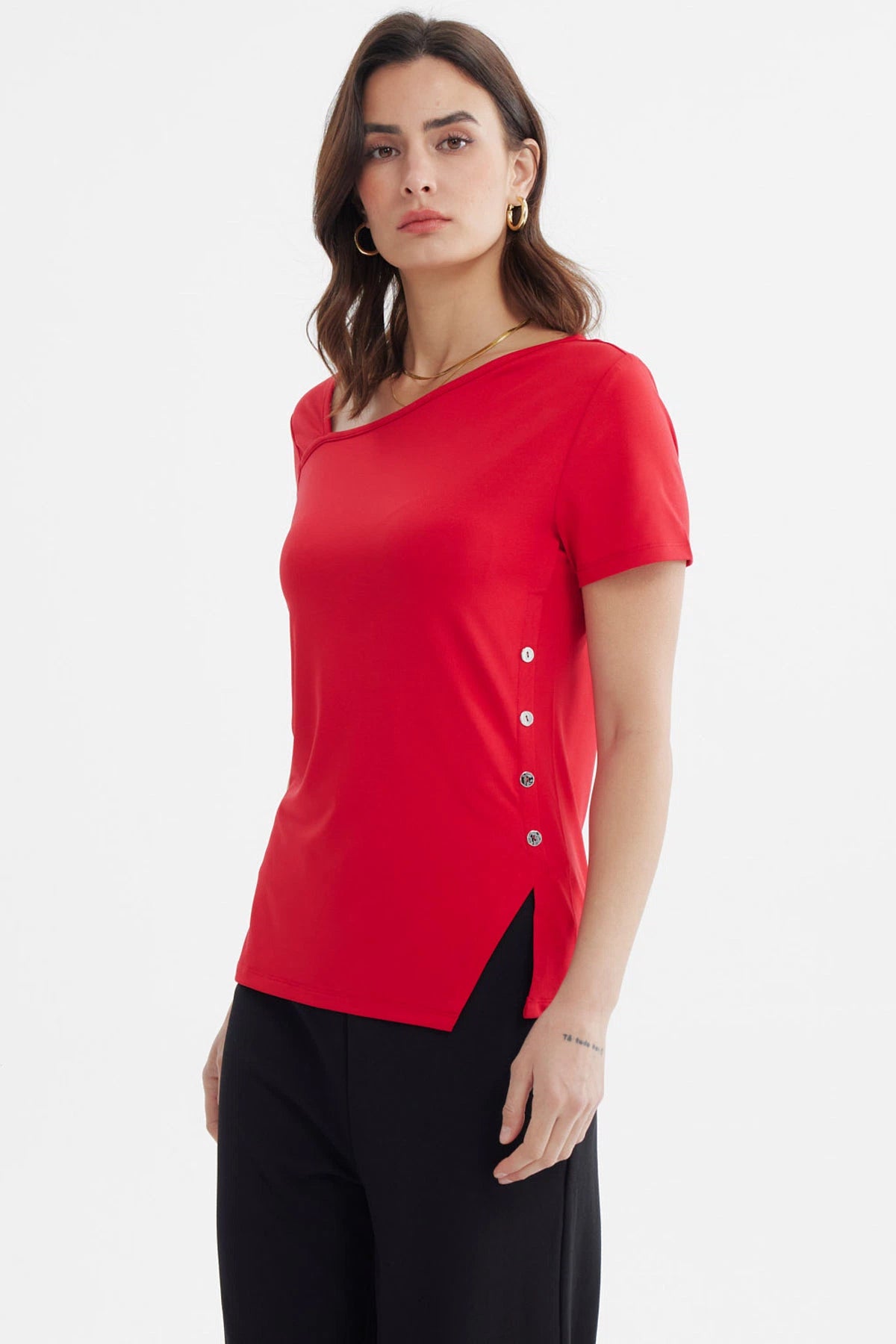 Polera mujer asimétrica roja con diseño liso y botones en el lateral izquierdo