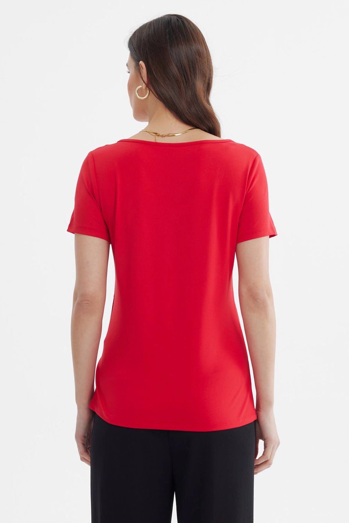 Polera mujer asimétrica roja con diseño liso y botones en el lateral izquierdo