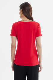 Polera mujer asimétrica roja con diseño liso y botones en el lateral izquierdo