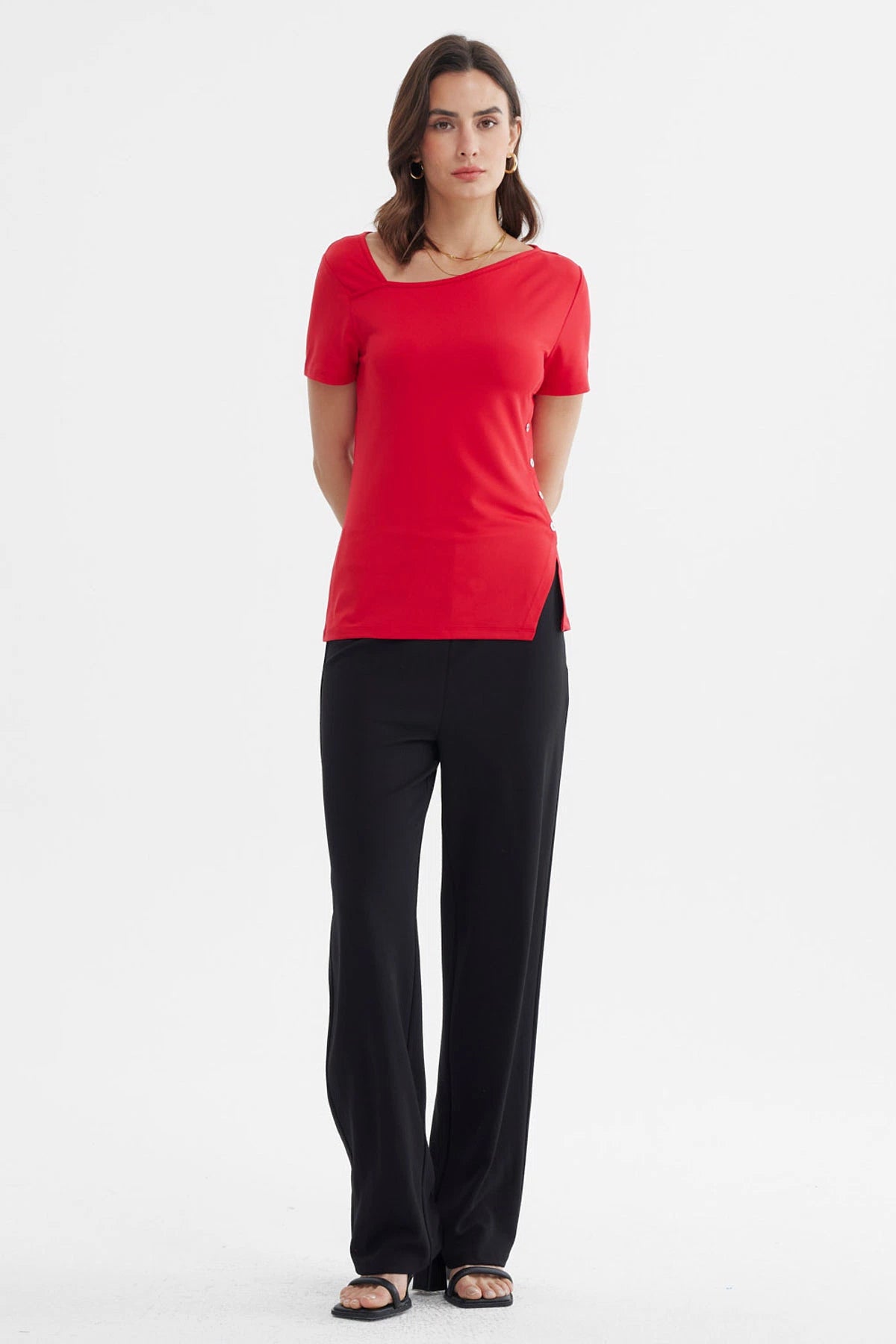 Polera mujer asimétrica roja con diseño liso y botones en el lateral izquierdo