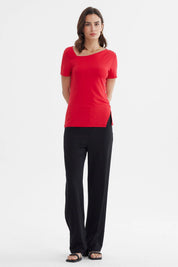 Polera mujer asimétrica roja con diseño liso y botones en el lateral izquierdo