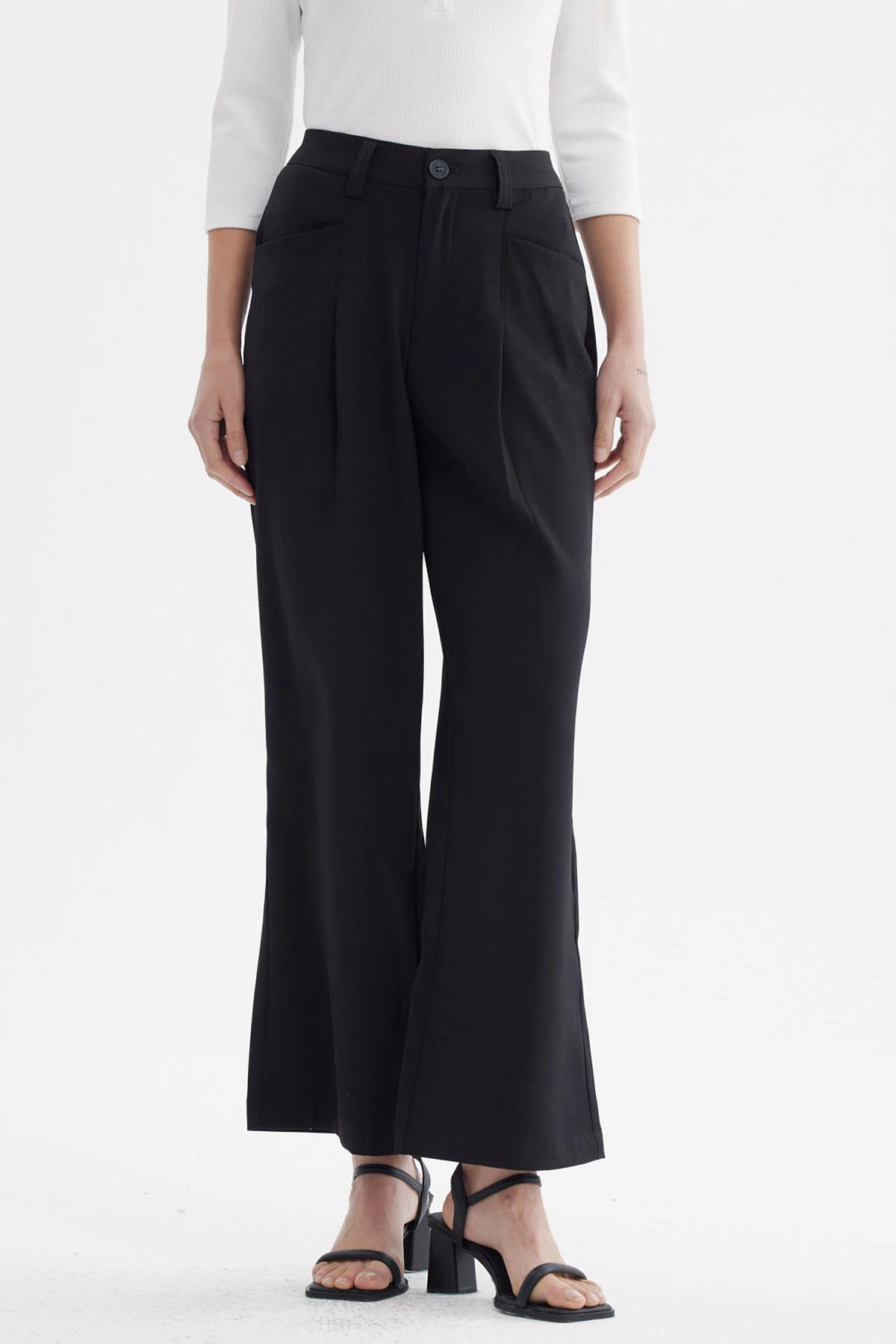 Pantalón sastrero negro para mujer con pretina de botón diseño liso ideal para un look elegante y sofisticado