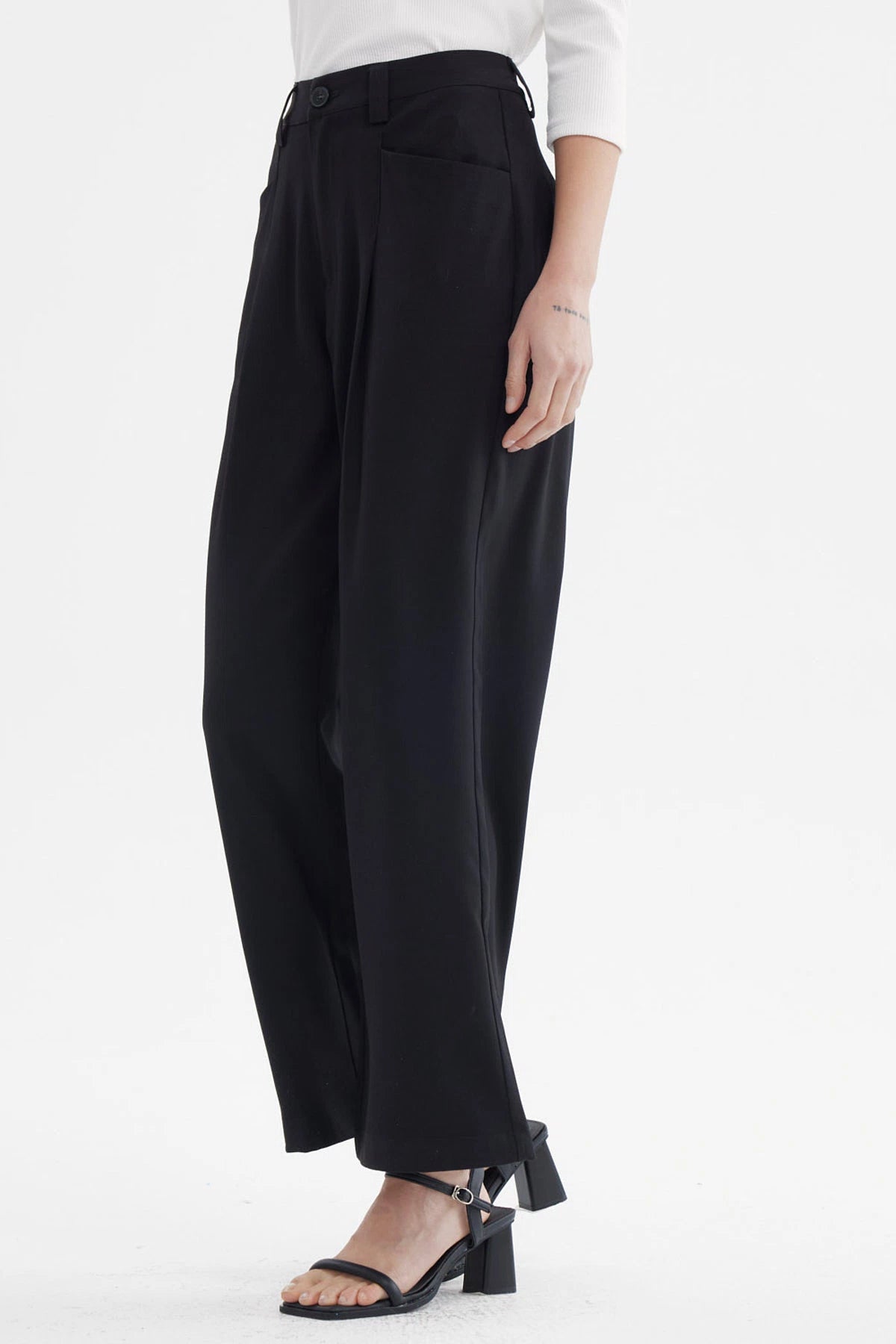 Pantalón sastrero negro para mujer con pretina de botón diseño liso ideal para un look elegante y sofisticado