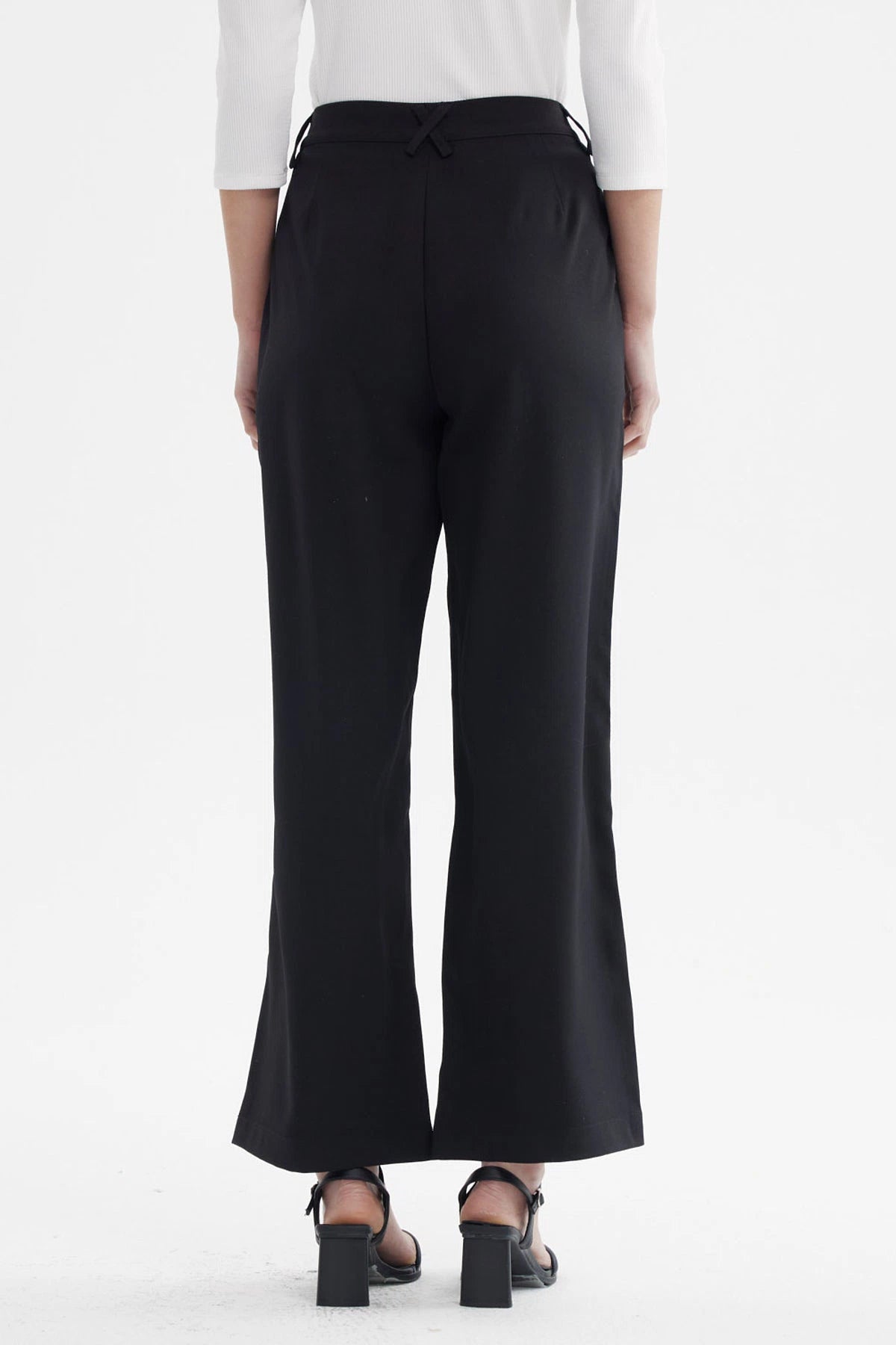 Pantalón sastrero negro para mujer con pretina de botón diseño liso ideal para un look elegante y sofisticado