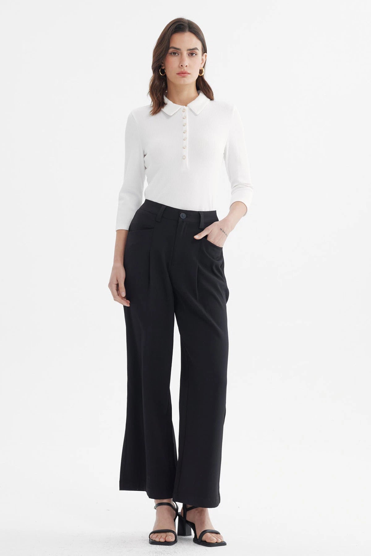 Pantalón sastrero negro para mujer con pretina de botón diseño liso ideal para un look elegante y sofisticado