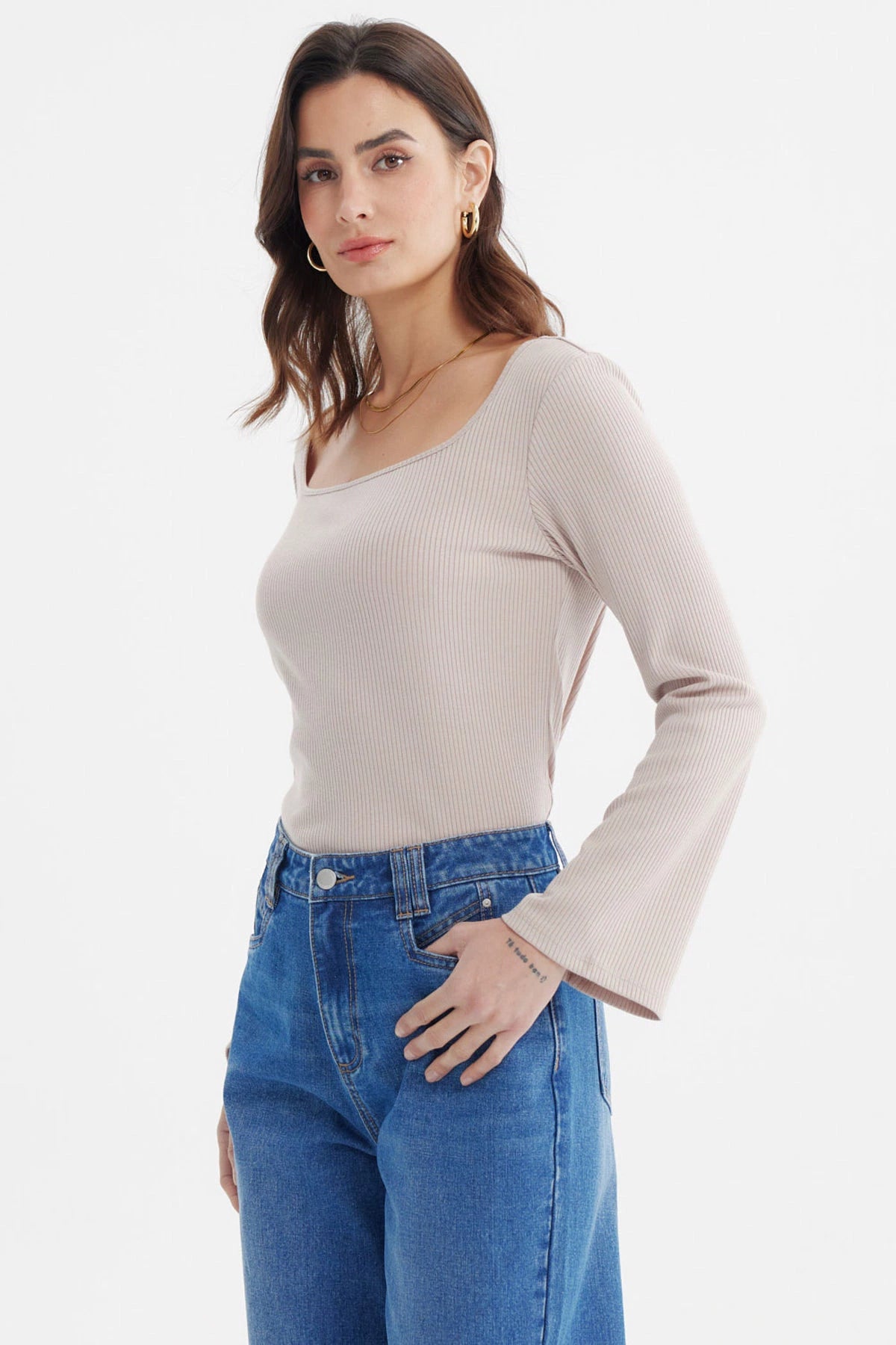 Polera de mujer gris escote bardot de manga larga con tejido rib ajustado sin estampa lisa ideal para cualquier ocasión