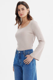 Polera de mujer gris escote bardot de manga larga con tejido rib ajustado sin estampa lisa ideal para cualquier ocasión