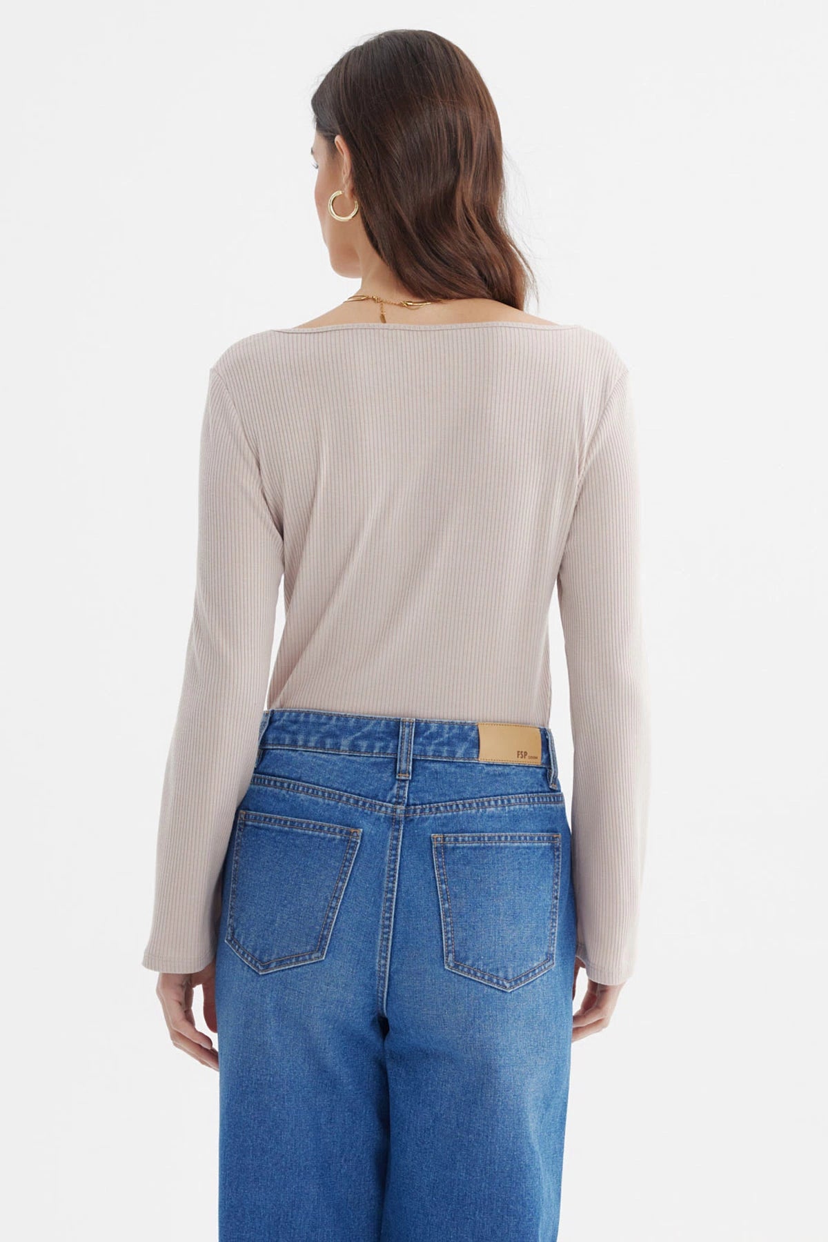 Polera de mujer gris escote bardot de manga larga con tejido rib ajustado sin estampa lisa ideal para cualquier ocasión