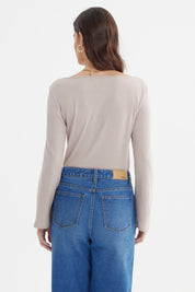 Polera de mujer gris escote bardot de manga larga con tejido rib ajustado sin estampa lisa ideal para cualquier ocasión