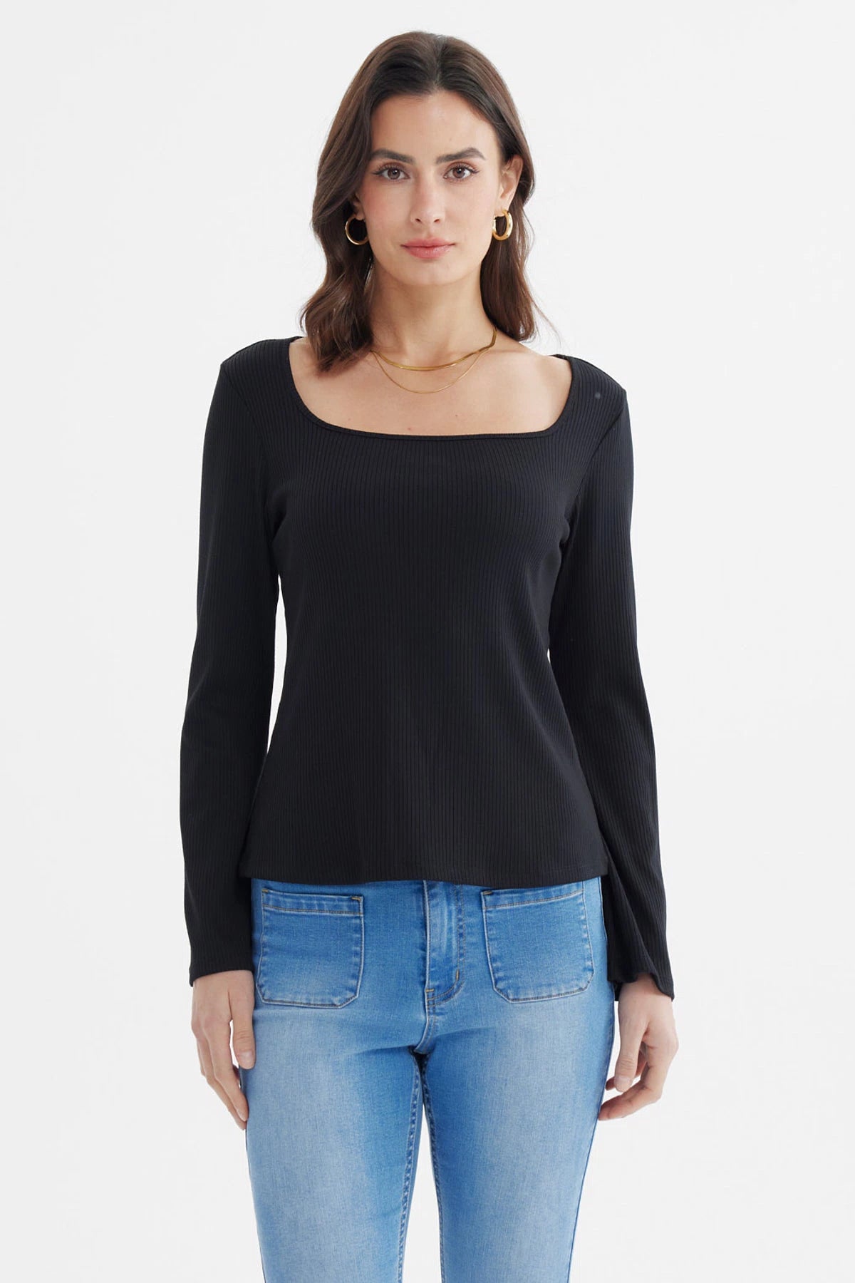 Polera negra de mujer con escote bardot y diseño rib ajustado sin estampas