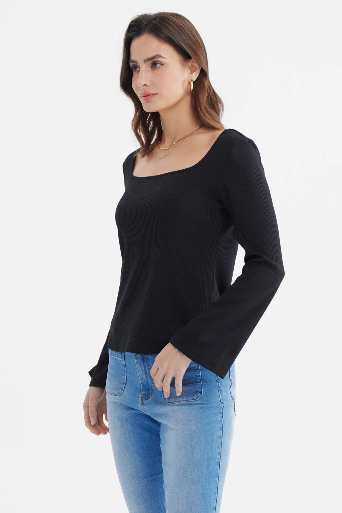 Polera negra de mujer con escote bardot y diseño rib ajustado sin estampas