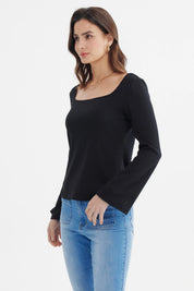Polera negra de mujer con escote bardot y diseño rib ajustado sin estampas