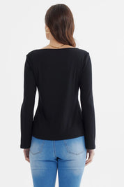 Polera negra de mujer con escote bardot y diseño rib ajustado sin estampas