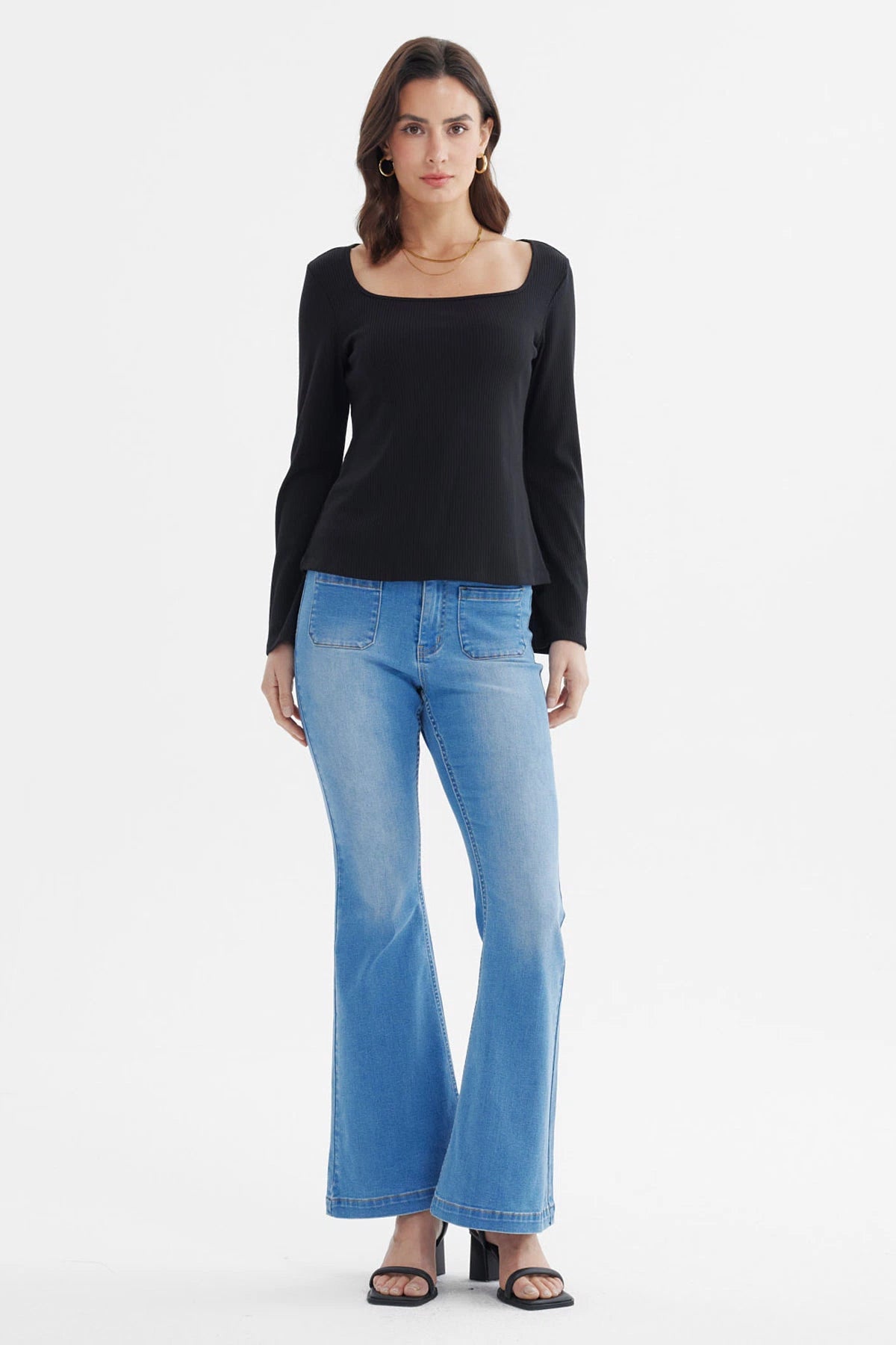 Polera negra de mujer con escote bardot y diseño rib ajustado sin estampas