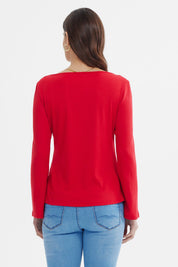 Polera de mujer roja con escote Bardot manga larga ajustada y textura rib sin estampa lisa