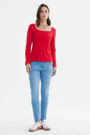 Polera de mujer roja con escote Bardot manga larga ajustada y textura rib sin estampa lisa