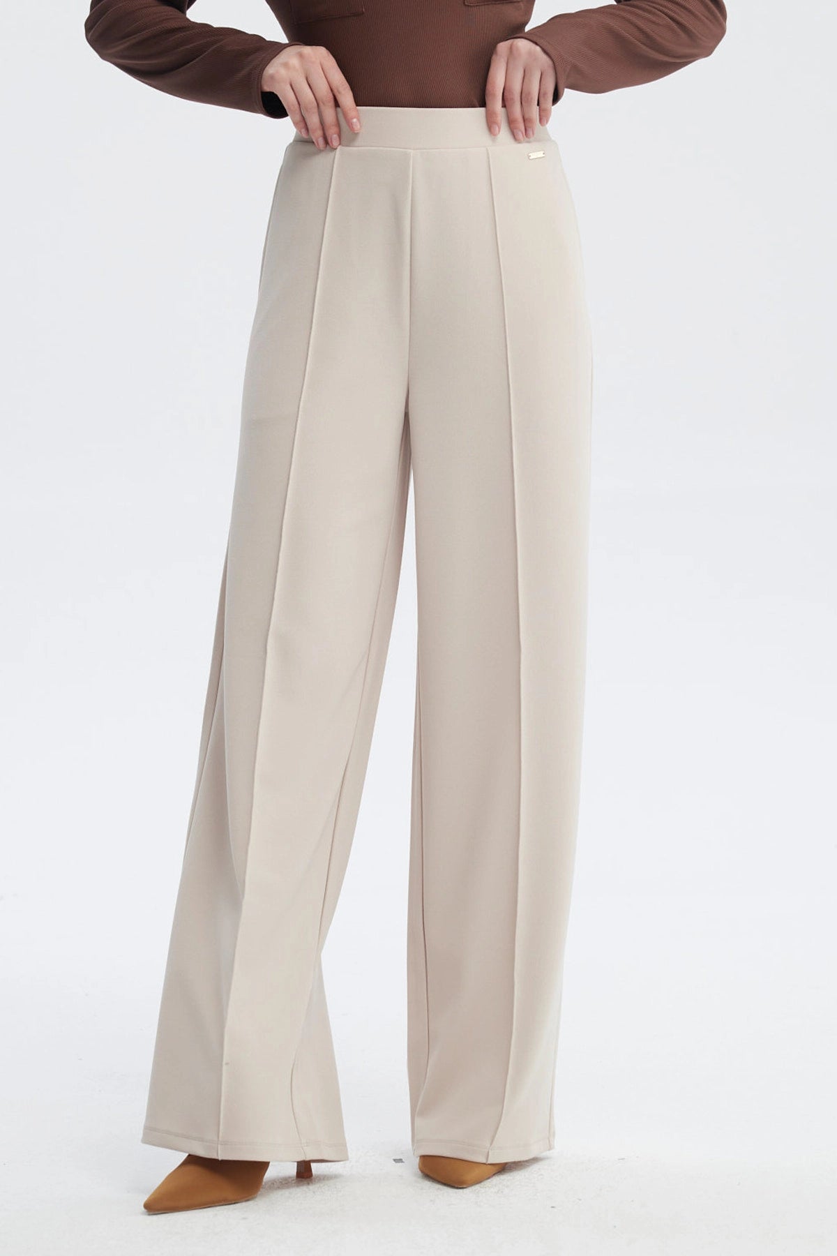 Pantalón recto color arena para mujer con pliegues frontales sin estampa diseño liso