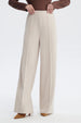 Pantalón recto color arena para mujer con pliegues frontales sin estampa diseño liso