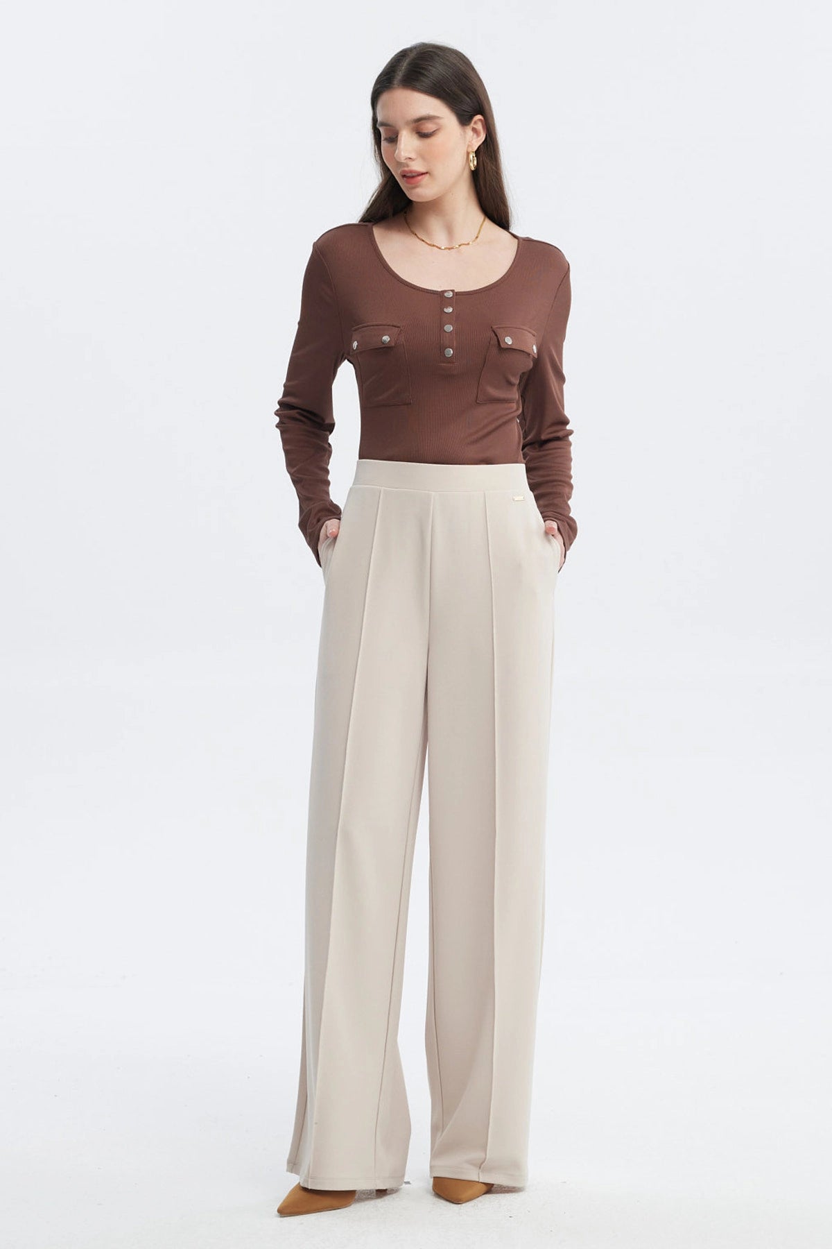 Pantalón recto color arena para mujer con pliegues frontales sin estampa diseño liso