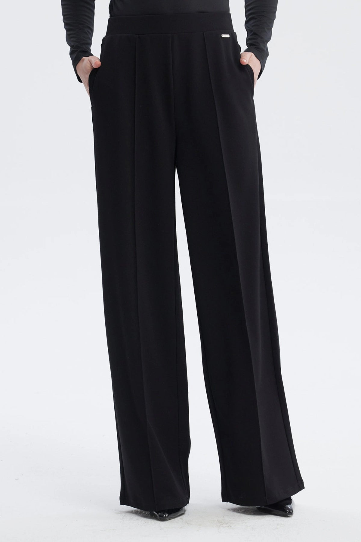 Pantalón recto negro mujer con diseño liso y detalles de costuras verticales elegantes sin estampa visible