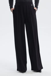 Pantalón recto negro mujer con diseño liso y detalles de costuras verticales elegantes sin estampa visible