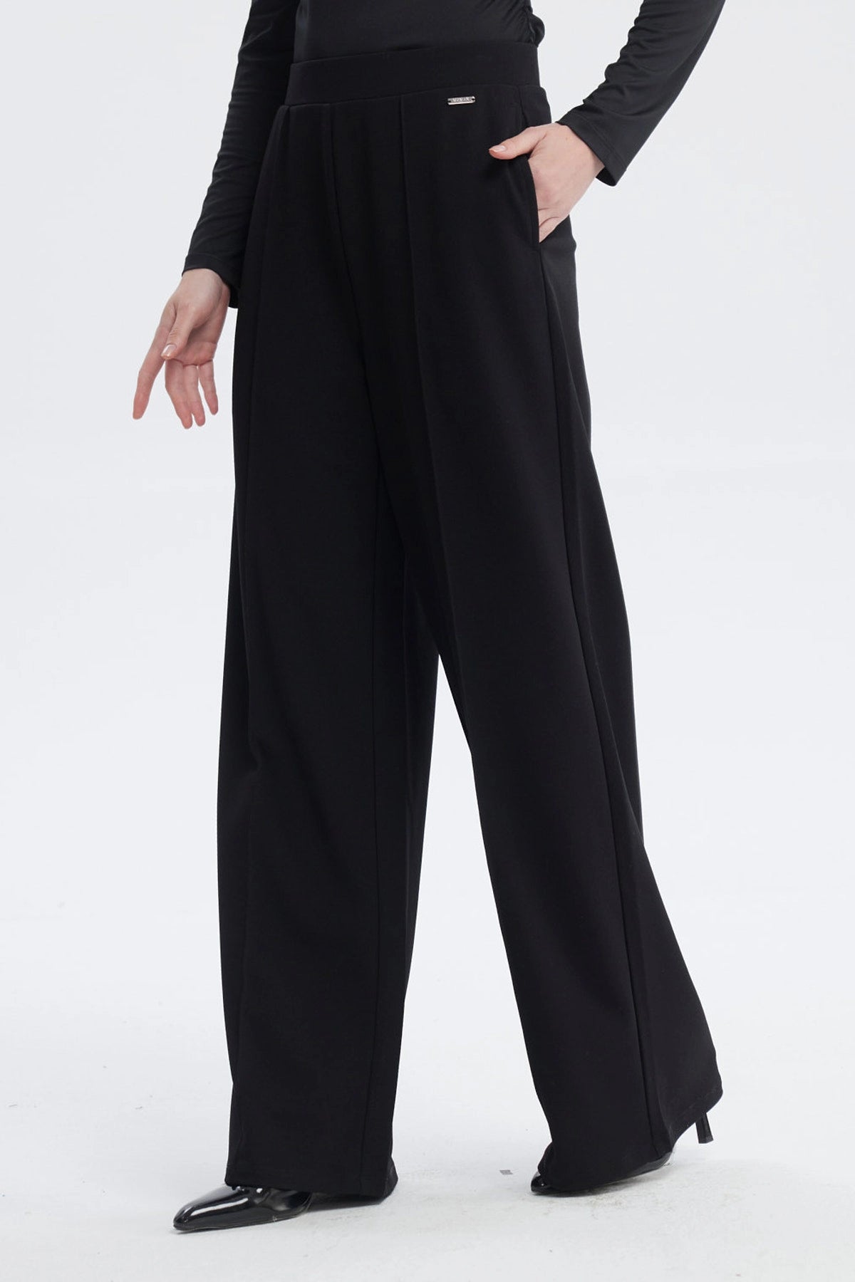 Pantalón recto negro mujer con diseño liso y detalles de costuras verticales elegantes sin estampa visible