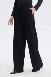 Pantalón recto negro mujer con diseño liso y detalles de costuras verticales elegantes sin estampa visible