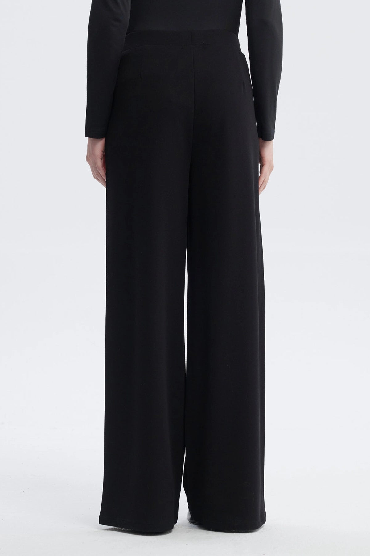 Pantalón recto negro mujer con diseño liso y detalles de costuras verticales elegantes sin estampa visible