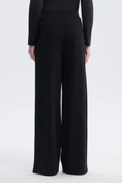 Pantalón recto negro mujer con diseño liso y detalles de costuras verticales elegantes sin estampa visible